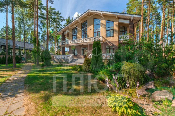 Дом 444 м² на участке 21 сот.