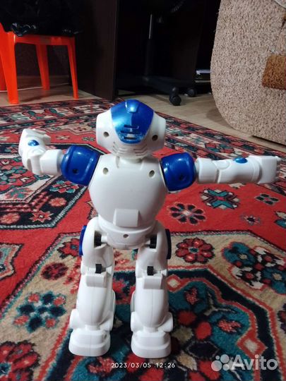 Игрушка робот с пультом