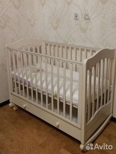 Детская кроватка и пеленальный комод
