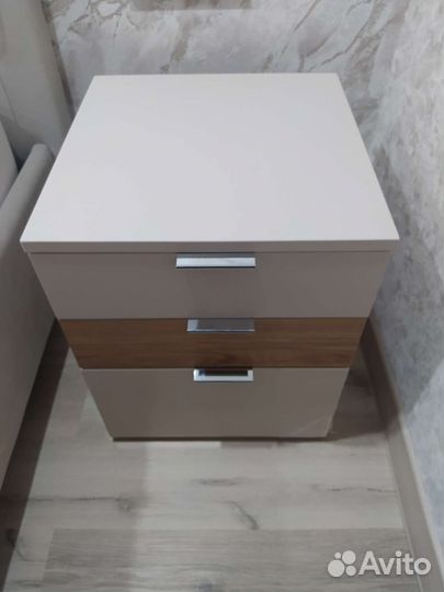 Прикроватная тумбочка