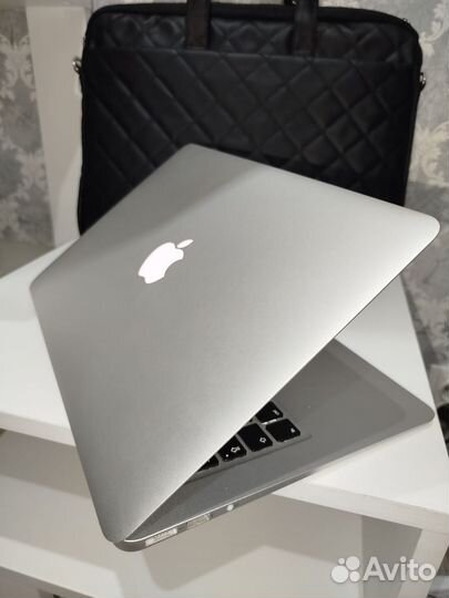 MacBook Air (13 - inch, 2017)