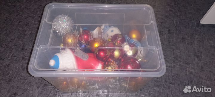 Елочные новогодние игрушки в контейнере