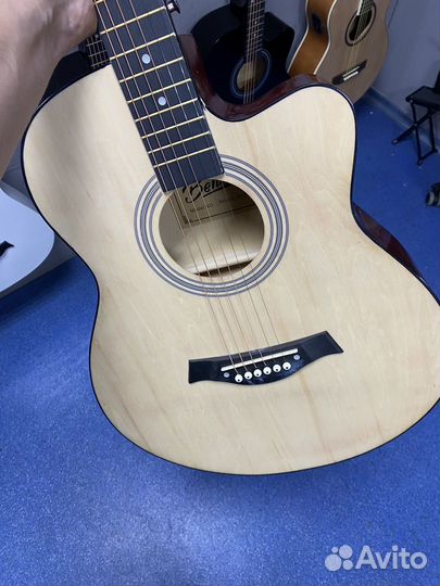 Акустическая полноразмерная гитара