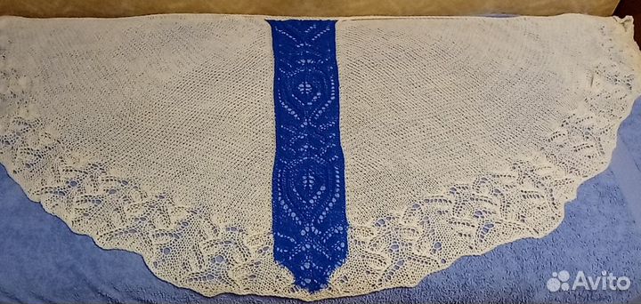 Двухцветная вязаная шаль