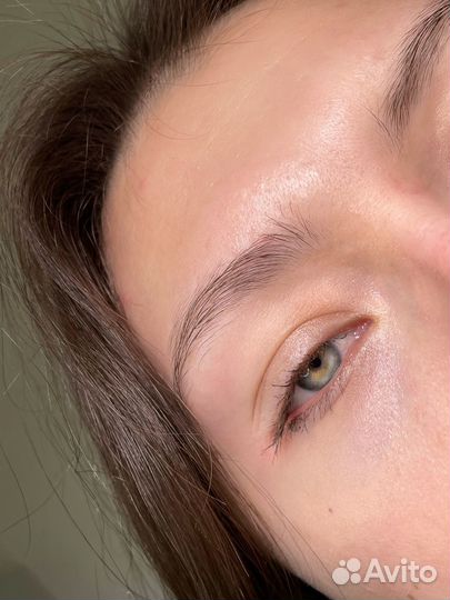 Модель на брови