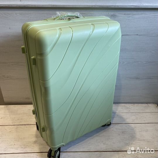 Большие чемоданы на колесах размер L