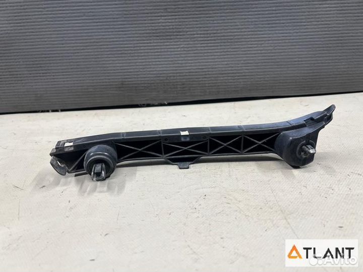 Крепление бампера передняя левая toyota isis