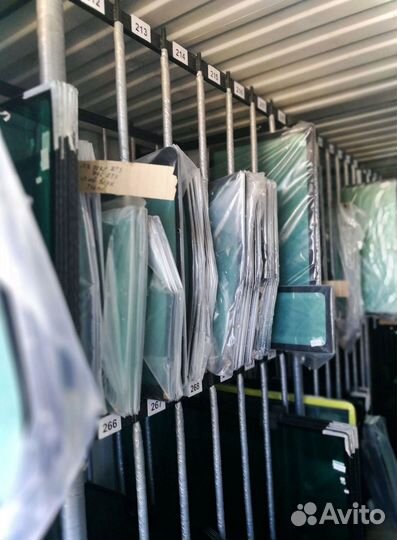 Стекло переднее нижнее JHN0141 для эскаваторов JCB