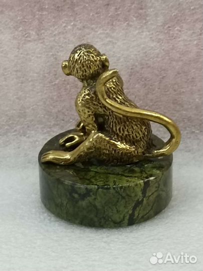 Обезьянка с бананом бронза на каменной подставке