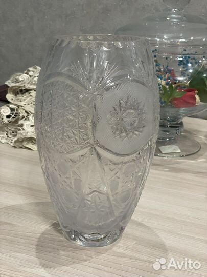 Большая хрустальная ваза для цветов