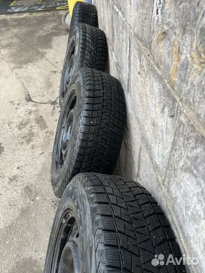 Bridgestone Blizzak DM-V1 215/70 R16