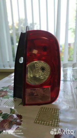 Задняя фара, небольшой скол, подклеена не течёт