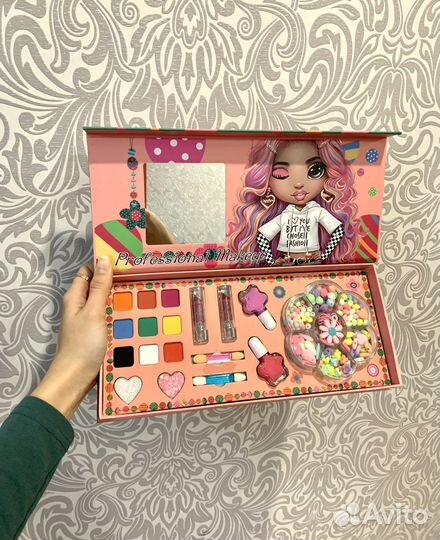 Набор косметики + бусинки для рукоделия