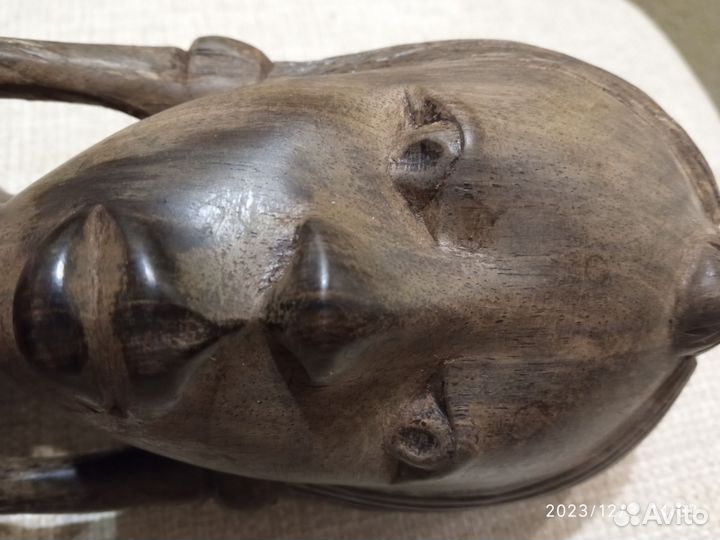 Женская головка из железного дерева