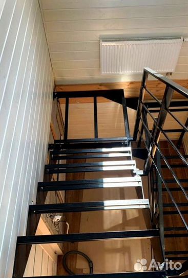 Лестница с забежными ступенями в коттедж