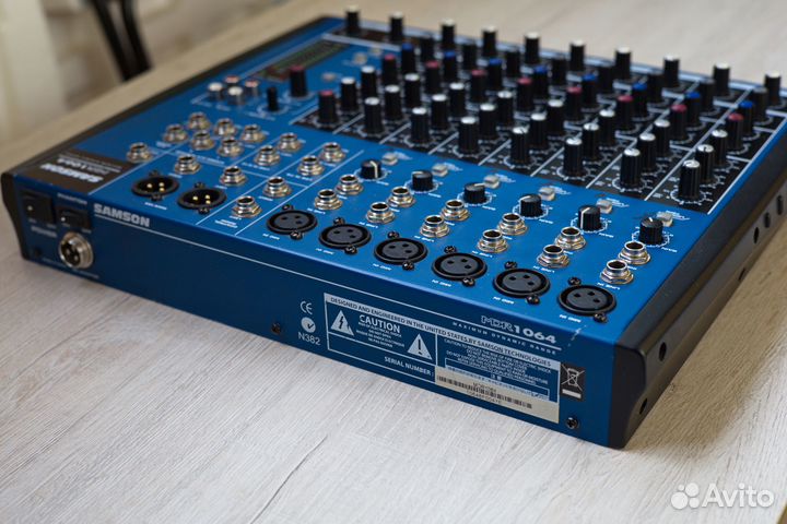 Микшер 10-канальный Samson MDR 1064