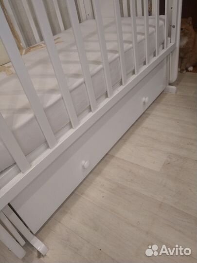 Кроватка детская с маятником и матрасом б у