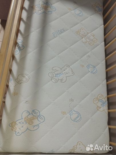 Детская кроватка с маятником и ящиком