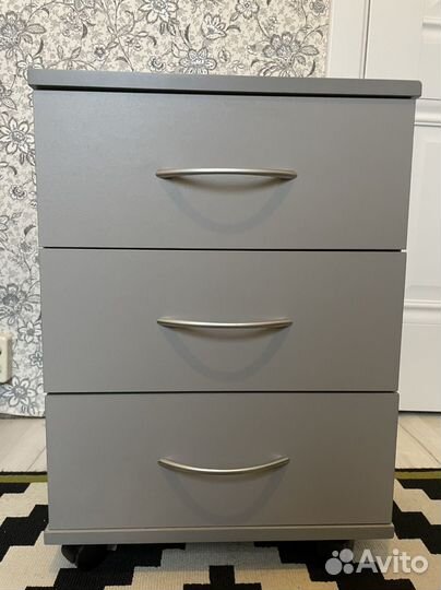 Тумба на колесах