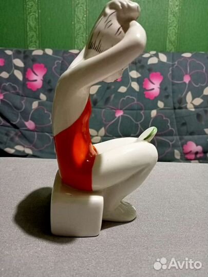 Девушка с зеркалом статуэтка