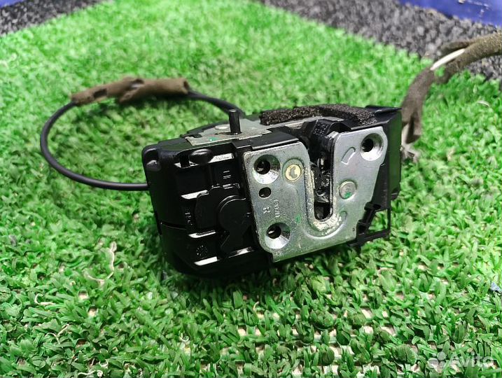 Замок двери задней правой Nissan Pathfinder