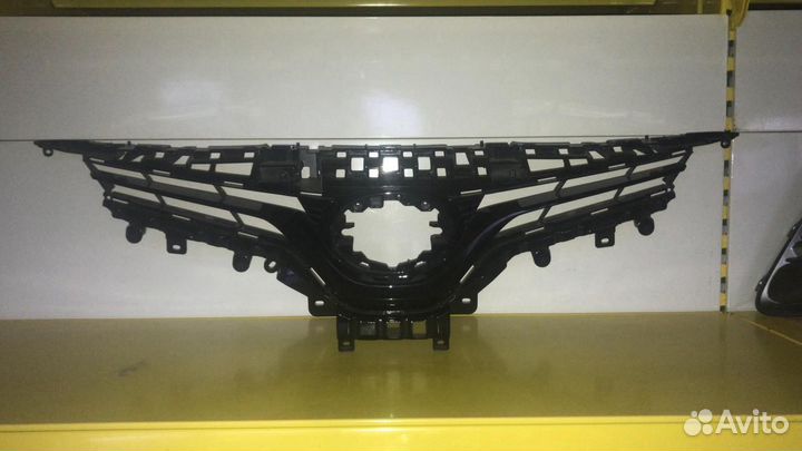 Решетка радиатора оригинал б/у на Тойота Камри 70