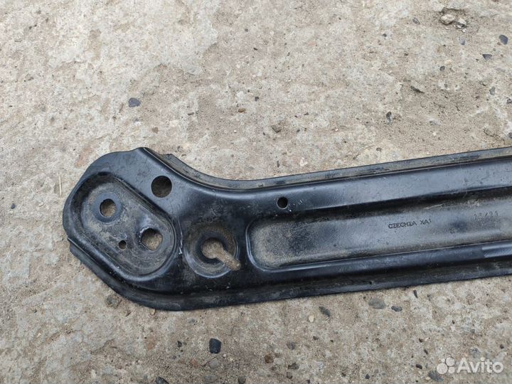 Кронштейн фары правый Skoda Octavia A8