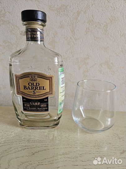 Бутылка из под коньяка Old Barrel со стаканом