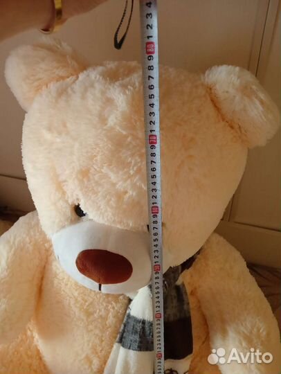 Большой плюшевый медведь