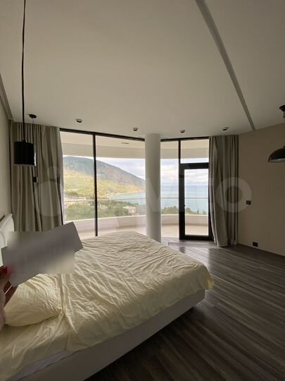 3-к. квартира, 130 м², 1/6 эт.