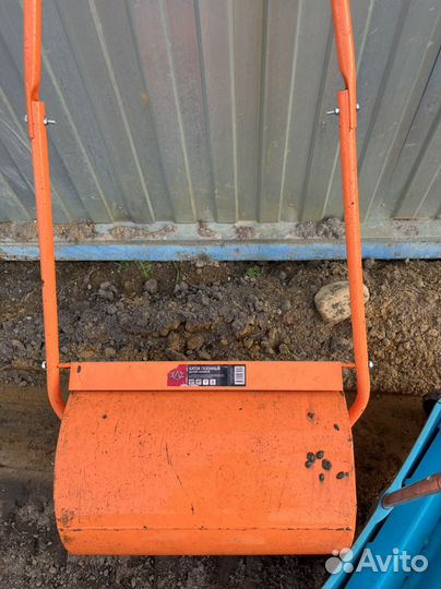 Сеялка и каток для обустройства газона