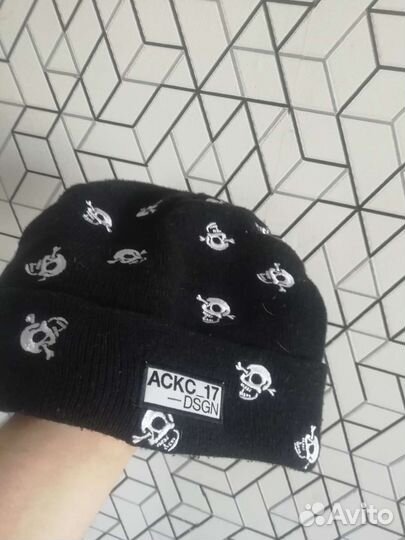 Шапка со скелетами