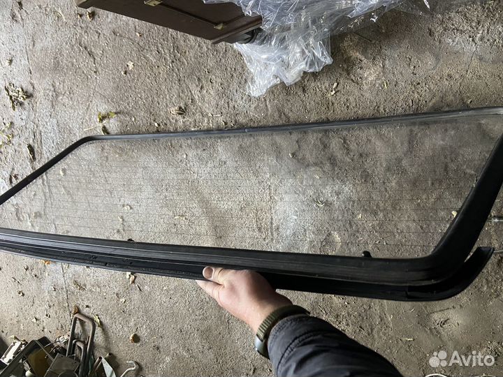 Продам задние стёкла со спойлером на VW golf 2