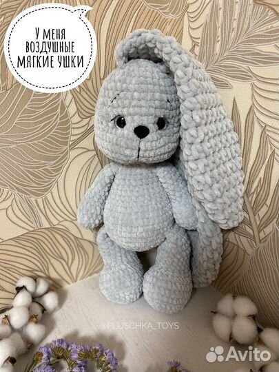 Вязаная игрушка ручной работы зайка