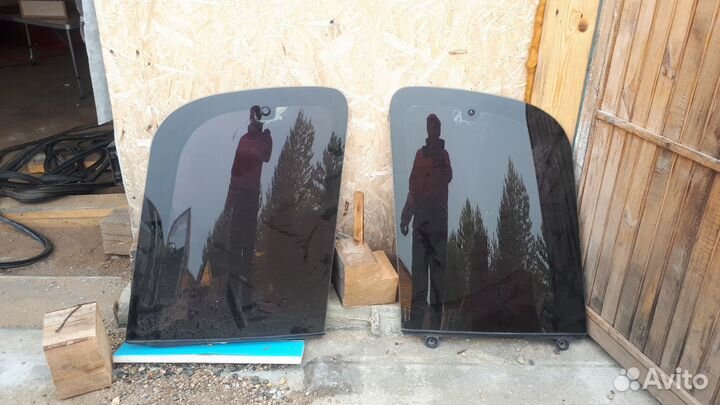 Стекло боковое среднее право Митсубиси Делика