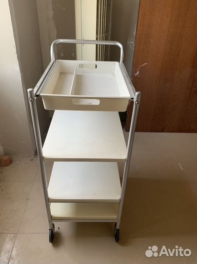Медицинский столик на колесиках