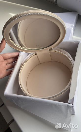 Круглая косметичка Dior светло-бежевого цвета