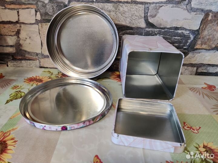 Две жестяные банки для хранения б/у