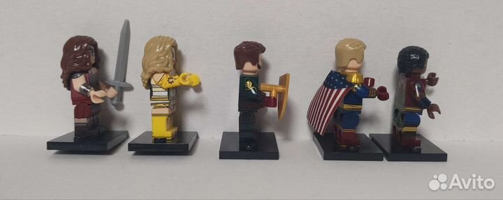 Пацаны стыкуются с Лего (The boys)