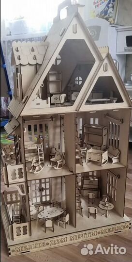 Деревянный кукольный домик с мебелью
