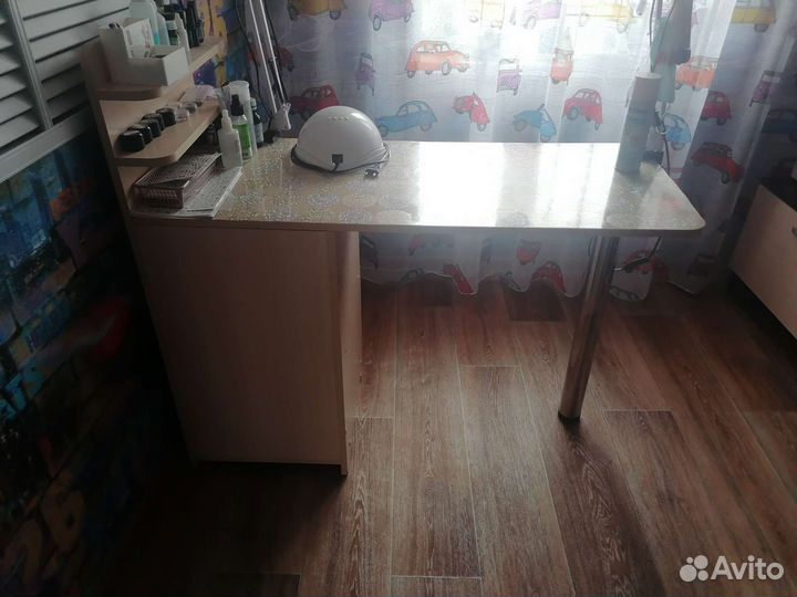 Маникюрный стол