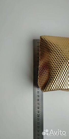 «Косметичка Avon золотого цвета»