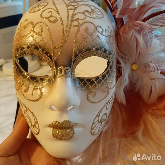Венецианская маска с перьями