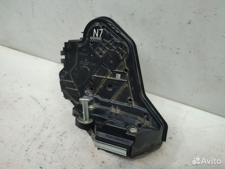 Замок двери задний левый Toyota Camry XV70 2017