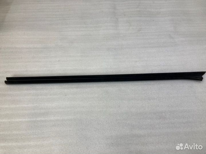 Уплотнитель стекла двери передний левый Skoda