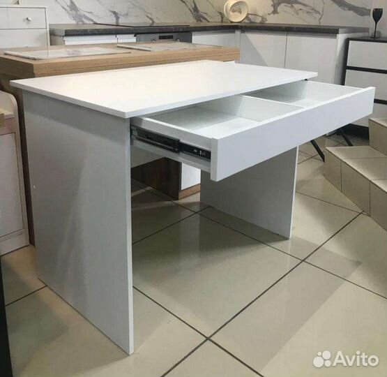 Стол с ящиком