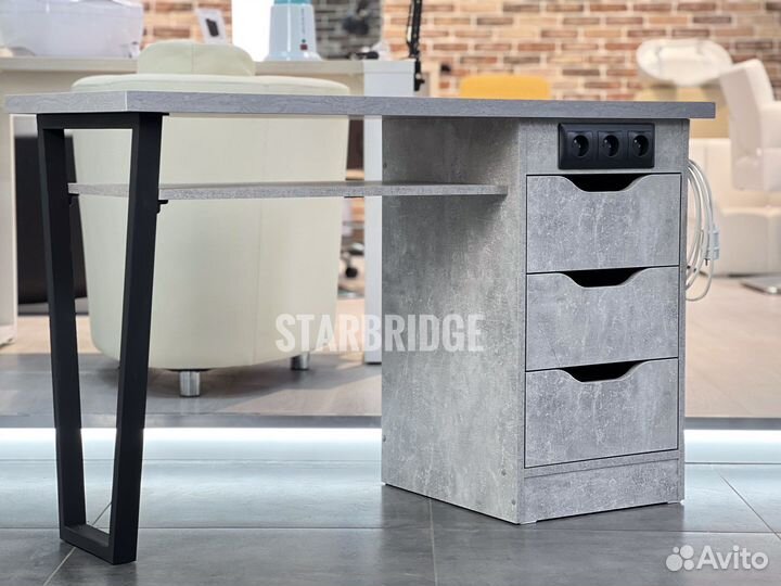 Маникюрный стол