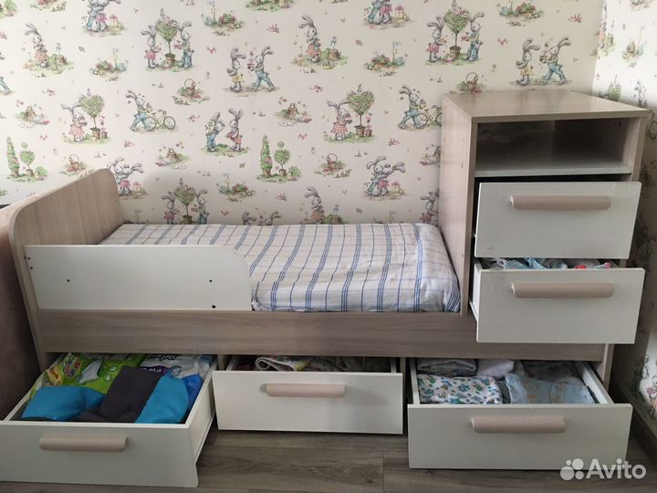 Кроватка для новорождённых с маятником и ящиками