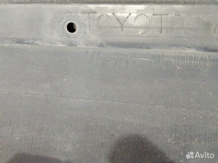 Накладка на порог правая Toyota Avensis T250