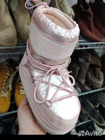 Три свитера, ботинки, постель и юбка на доставку